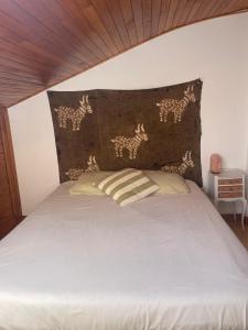 富恩特拉維亞的住宿－guardil，一间卧室配有一张带棕色床头板的床