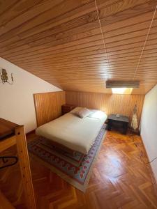 富恩特拉維亞的住宿－guardil，木天花板的客房内的一张床位
