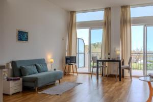 sala de estar con sofá y mesa en Apartment Tiki Plage mit Meerblick und direkt am Strand, en Saint-Raphaël