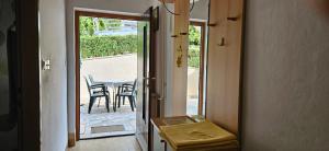 uma porta que leva a um pátio com uma mesa e cadeiras em Apartment LAGUNA 22 em Izola