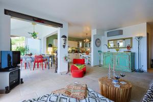 ein Wohnzimmer mit einer Küche und einem Esszimmer in der Unterkunft Bastidon Les Citronniers für 4 Personen mit Meerblick in Saint-Raphaël