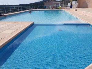 una gran piscina de agua azul en Bastidon Les Citronniers für 4 Personen mit Meerblick en Saint-Raphaël