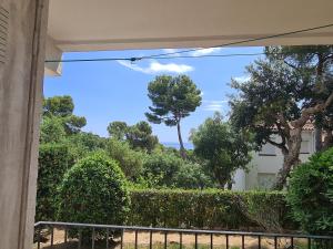 Vonkajšia záhrada v ubytovaní Apartment, short walk to the beach