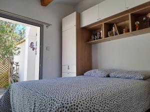 una camera con un letto e una grande finestra di Chambre indépendante climatisée, terrasse 100M2 et salle d'eau a Saint-Cyr-sur-Mer