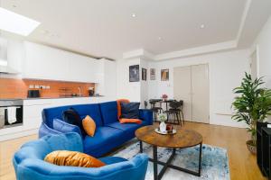 sala de estar con sofá azul y mesa en Central Location, Sleeps 3, Perfect for Trades, en Hemel Hempstead