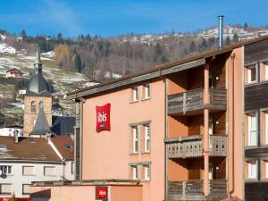 ein Gebäude mit einem Federex-Schild auf der Seite in der Unterkunft ibis La Bresse Gérardmer in La Bresse