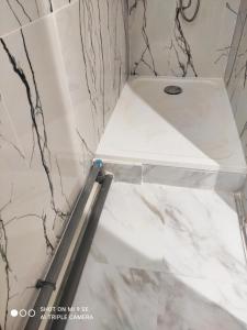 ガルジュ・レ・ゴネスにあるNew studio Olympic Games Parisの大理石の壁のバスルーム(白い洗面台付) +5枚の写真