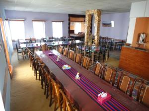 Noorband Qalla Hotel,Bamyan : غرفة طعام مع طاولة وكراسي طويلة