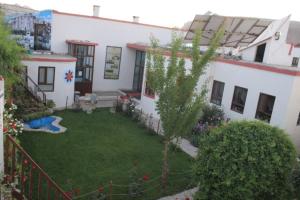 una vista aérea de una casa con patio en Noorband Qalla Hotel,Bamyan, 