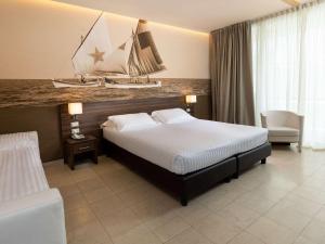 Posteľ alebo postele v izbe v ubytovaní Mercure Rimini Lungomare + 37 fotografií