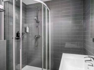 een badkamer met een douche en een wastafel bij ibis Styles Amsterdam Amstel in Amsterdam