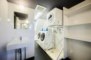 Bilik mandi di CAPSULE HOTEL CONTINUE NijojoKita