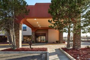 Hampton Inn Taos في تاوس: مبنى امامه مقعد