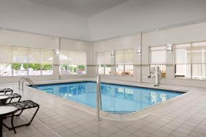einen großen Pool in einem Hotelzimmer mit Pool in der Unterkunft Hilton Garden Inn Raleigh Capital Blvd I-540 in Raleigh