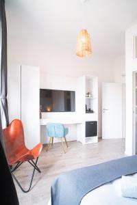 Kuchyň nebo kuchyňský kout v ubytování New Elegance Suites Guesthouse