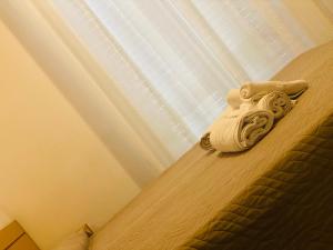 Tempat tidur dalam kamar di hotel iris