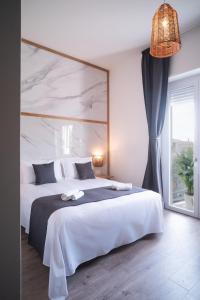 Postel nebo postele na pokoji v ubytování New Elegance Suites Guesthouse