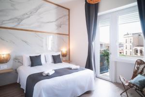 Postel nebo postele na pokoji v ubytování New Elegance Suites Guesthouse