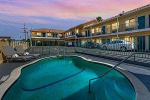 a swimming pool in front of a building at Comfort Inn Boardwalk in Santa Cruz