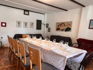 een eetkamer met een lange tafel en stoelen bij Casa Rural Quejigo con piscina in Santa Olalla del Cala