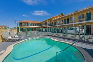 una piscina frente a un edificio de apartamentos en Comfort Inn Boardwalk en Santa Cruz