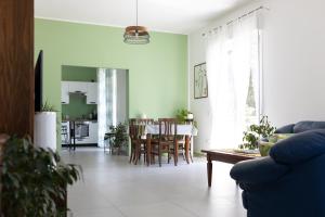 - un salon avec un canapé bleu et une table dans l'établissement La casa verde, à Cinisi