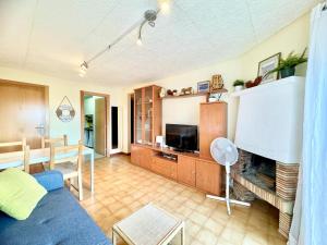 Televízia a/alebo spoločenská miestnosť v ubytovaní Apartment, short walk to the beach