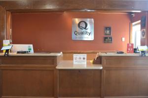 a waiting area of a waiting room with a guilty sign on the wall at Quality Inn in Perrysburg