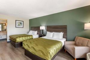Quality Inn & Suites客房内的一张或多张床位