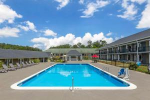 桑蒂的住宿－Quality Inn & Suites，大楼前的大型游泳池