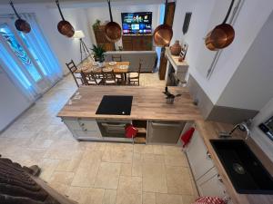 vista sul soffitto di una cucina e di una sala da pranzo di Corps de ferme bourguignon - animaux en extérieur uniquement a Nitry