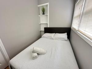 Tempat tidur dalam kamar di Wonderful Room Close to Downtown Chicago - Free Parking