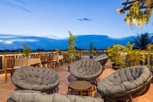 - un ensemble de chaises et de tables sur une terrasse dans l'établissement Won Residence & Spa, à Siem Reap