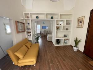 uma sala de estar com um sofá e uma mesa em Casa Caracciolo em Lecce