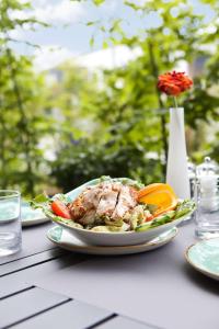 Jídlo v hotelu nebo okolí