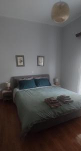 um quarto com uma cama com toalhas em Alice House 1 em Amarinthos