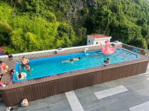 Bazén v ubytování Cat Ba Viet Hoa Hotel & Residence - Pool & Bar nebo v jeho okolí