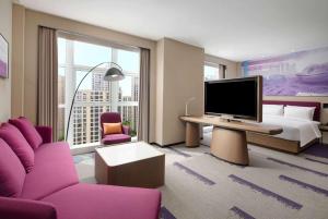 TV a/nebo společenská místnost v ubytování Days Hotel by Wyndham Chengdu Wenjiang