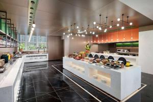 Kuchyň nebo kuchyňský kout v ubytování Days Hotel by Wyndham Chengdu Wenjiang