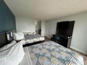 Habitación de hotel con 2 camas y TV de pantalla plana. en Motel 6 Hammond, LA – I 12 – I 55, en Hammond