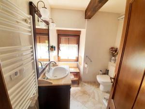 een badkamer met een wastafel en een toilet bij PORTA ESPERANZA in Cospeito