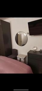 um quarto com uma cama e um espelho na parede em Villa Volga em Jelsa