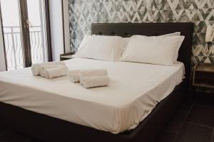 - un lit avec 2 serviettes dans l'établissement La Perla delle Saline, à Margherita di Savoia