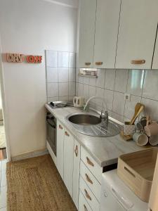 uma cozinha com um lavatório e uma bancada em Old Town Lucky Star Apartments Split em Split