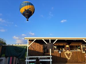 Fotografia z galérie ubytovania Gîte de la tour de Loire - 65 m2 au pied d'une tour de gué du 17ème siècle v destinácii Mer