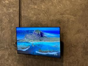 uma televisão de ecrã plano pendurada numa parede em Libong Loft Home em Ko Libong