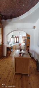 uma grande cozinha com uma grande ilha num quarto em The Green House em Hurghada