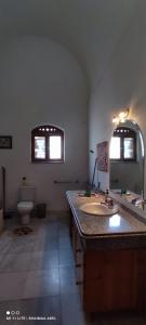 uma casa de banho com um lavatório e um WC em The Green House em Hurghada