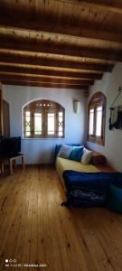 um quarto com uma cama e duas janelas em The Green House em Hurghada