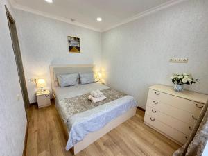 um pequeno quarto com uma cama e uma cómoda em SeaGate em Batumi